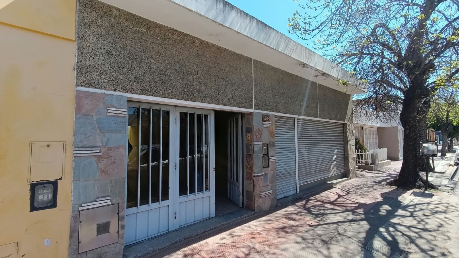 SE VENDE CASA + LOCAL COMERCIAL (CENTRO DE ARROYITO)