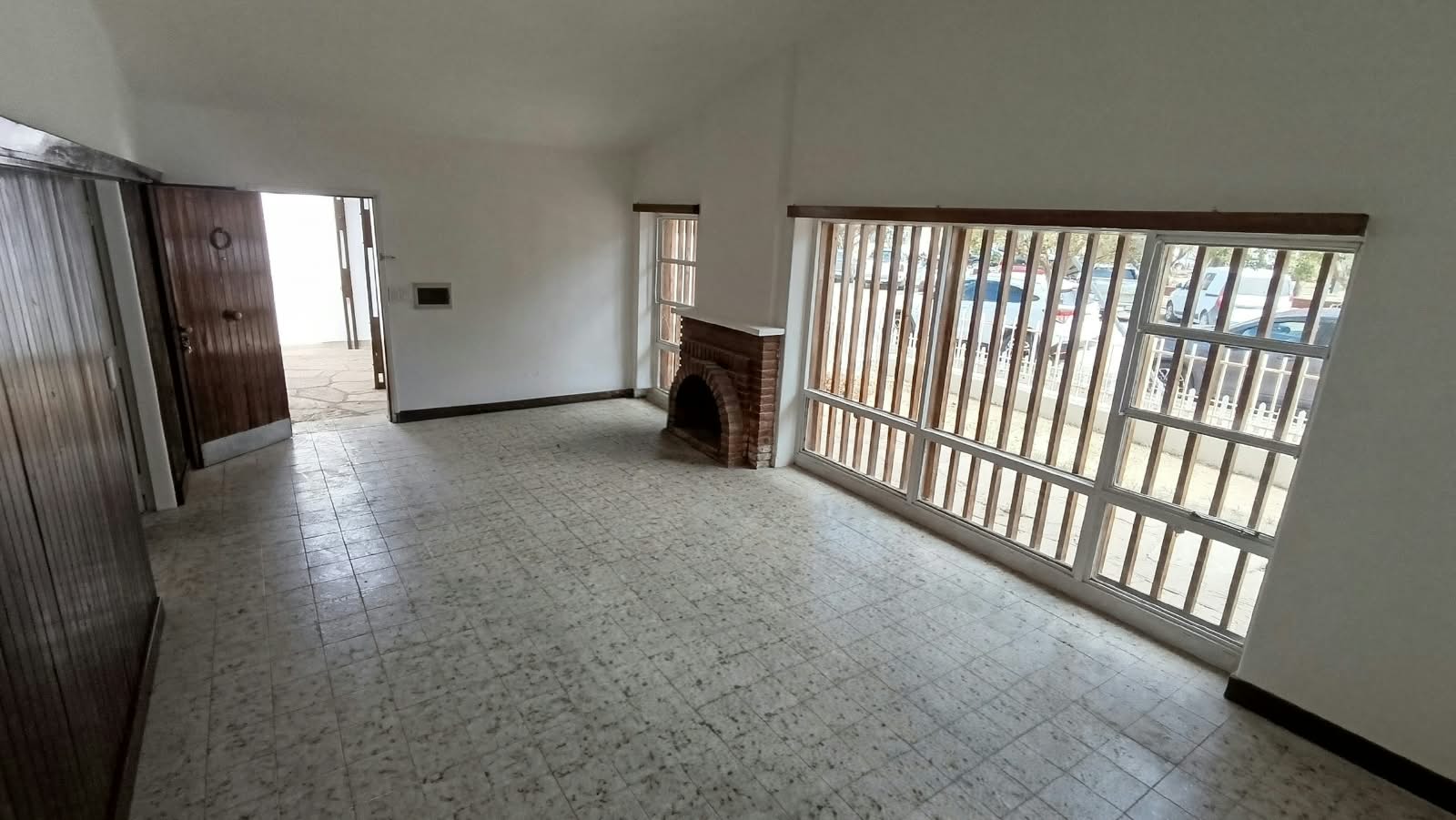 SE VENDE CASA - FRENTE PLAZA 25 DE MAYO, miniatura