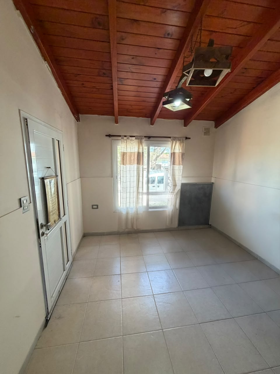 SE ALQUILA CASA EN ARROYITO, miniatura