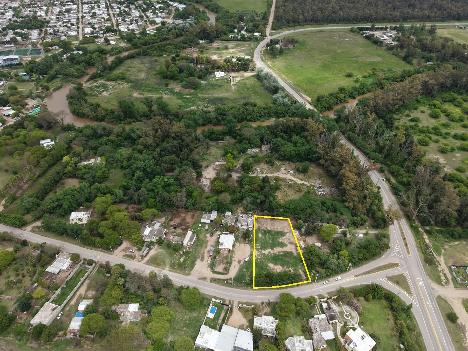 SE VENDE TERRENO EN ARROYITO FRENTE RUTA E52